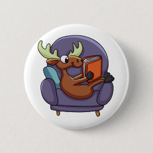 Chapa Redonda De 5 Cm Moose leyendo un libro en un sofá elegir el colo