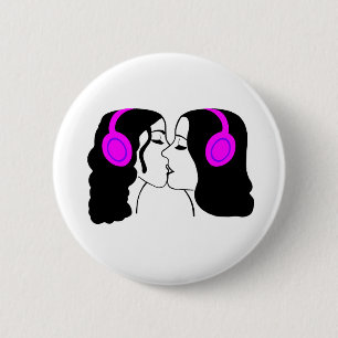 Chapa Redonda De 5 Cm Mujeres que besan los auriculares que llevan