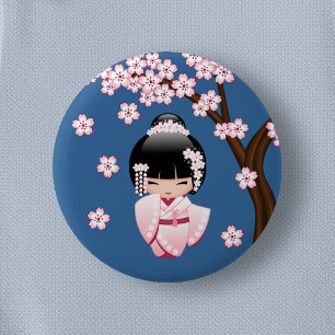 Chapa Redonda De 5 Cm Muñeca Kokeshi de Kimono Rosa sobre Azul