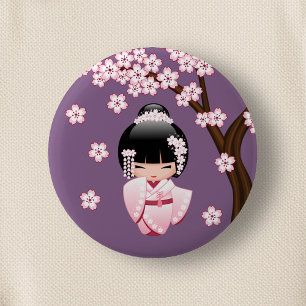 Chapa Redonda De 5 Cm Muñeca Kokeshi de Kimono Rosa sobre Fondo Púrpura
