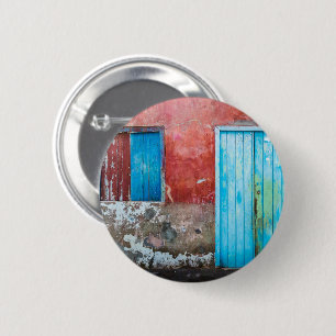 Chapa Redonda De 5 Cm Muro rojo, azul y gris, puerta y ventana