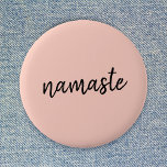 Chapa Redonda De 5 Cm Namaste | Meditación del yoga moderno rosado y pea<br><div class="desc">Sencillo y elegante diseño de arte basado en la cita "namaste" en la moderna tipografía minimalista manuscrita con un fondo rosa color rosa pastel. El lema se puede personalizar fácilmente con tus propias palabras para un regalo perfecto para un conejito de yoga o un amante de los pilates. Namasté significa...</div>
