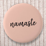 Chapa Redonda De 5 Cm Namaste | Meditación del yoga moderno rosado y pea<br><div class="desc">Sencillo y elegante diseño de arte basado en la cita "namaste" en la moderna tipografía minimalista manuscrita con un fondo rosa color rosa pastel. El lema se puede personalizar fácilmente con tus propias palabras para un regalo perfecto para un conejito de yoga o un amante de los pilates. Namasté significa...</div>