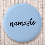 Chapa Redonda De 5 Cm Namasté | Saludo espiritual del yoga azul pastel<br><div class="desc">Sencillo y elegante diseño de arte "de nombre" en la moderna tipografía minimalista manuscrita en un fondo azul pastel. El lema se puede personalizar fácilmente con tus propias palabras para un regalo perfecto para un conejito de yoga o un amante de los pilates. Namasté significa literalmente "saludos para ti". En...</div>