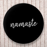 Chapa Redonda De 5 Cm Namaste | Yoga negro Meditación espiritual moderna<br><div class="desc">Simple y elegante diseño de arte de citas "namaste" en la moderna tipografía manuscrita minimalista sobre un fondo negro audaz. El lema se puede personalizar fácilmente con tus propias palabras para un regalo perfecto para un conejito de yoga o un amante de los pilates. Namasté significa literalmente "saludos para ti"....</div>