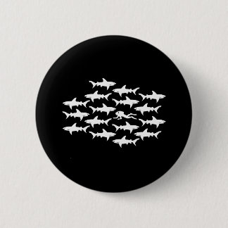 Chapa Redonda De 5 Cm Natación del buceador con una escuela de tiburones