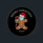 Chapa Redonda De 5 Cm Navidades divertidos 2020 Hombre De Pan De Gengibr<br><div class="desc">Si buscas una idea de regalo de vacaciones divertidas 2020, echa un vistazo a este gracioso botón de máscara de hombre de pan de 2020 Navidades. Está diseñado con un lindo hombre de pan de jengibre que lleva una máscara de la cara y un sombrero de Santa roja y sostiene...</div>