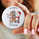 Chapa Redonda De 5 Cm Navidades personalizados Santa y reno<br><div class="desc">Santa y reno, el primer botón de Navidad del bebé será una gran decoración para el vivero o para adjuntar a una tarjeta de Navidad. El lindo ilustracion acuático tiene a Santa Claus con su reno y su trineo lleno de regalos. "Primer Navidad de [NAME]" está escrito en tipografía caprichosa....</div>