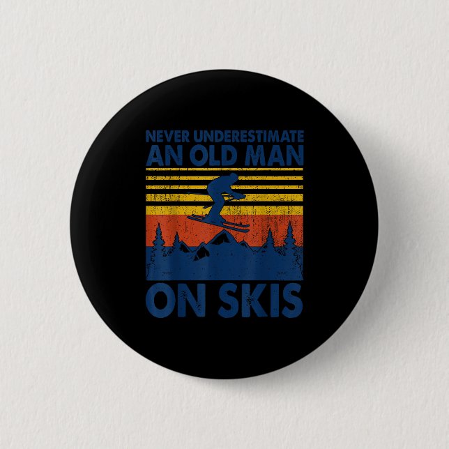 Chapa Redonda De 5 Cm Never Underestimate An Old Man On Skis Funny Winte (Anverso)