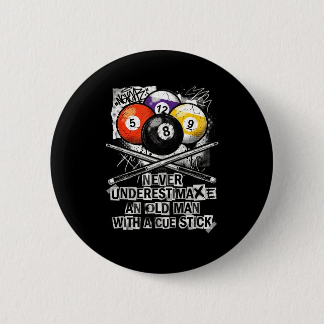 Chapa Redonda De 5 Cm Never Underestimate Old Man With A Cue Stick Billi (Anverso)