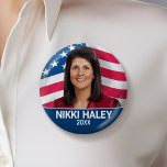 Chapa Redonda De 5 Cm Nikki Haley - Foto de campaña con bandera estadoun<br><div class="desc">Un diseño clásico con una foto de Nikki Haley sobre una bandera de Estados Unidos ondeando. El año se puede cambiar a una línea de etiqueta o posición. Un clásico diseño de campaña para una elección presidencial.</div>