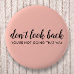 Chapa Redonda De 5 Cm No mires hacia atrás | Moderno levantamiento Pachy<br><div class="desc">Simple y elegante "No mires hacia atrás no estás yendo de esa manera" diseño personalizado con tipografía de escritura moderna sobre un fondo rosa rubor en un estilo de diseño minimalista inspirado en la positividad y el futuro. El texto se puede personalizar fácilmente para añadir tu propio nombre o lema...</div>