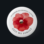 Chapa Redonda De 5 Cm No nos olvidemos | En Honor Al Día Del Recuerdo<br><div class="desc">Muestra tu respeto y honra personalmente a tus seres queridos que lucharon y sirvieron por su país con este hermoso botón conmemorativo. Con una hermosa acuarela con una silueta de soldado arrodillado en el centro. Agregue su nombre en el campo de texto superior. "No nos olvidemos" en el fondo. Agregue...</div>