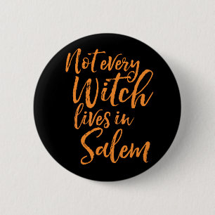 Chapa Redonda De 5 Cm No Todas Las Brujas Viven En Salem   Halloween div