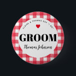 Chapa Redonda De 5 Cm Nombre de Groom de la boda en el país de Gingham R<br><div class="desc">Una manera divertida de ayudar a una familia de mezcladores a saber quién es quién, estos pines con el botón de etiqueta de nombre de la fiesta de boda de gingham en rojo y blanco son una incorporación fácil a los bolsos de bienvenida de los invitados, mesas de entrada para...</div>