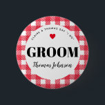 Chapa Redonda De 5 Cm Nombre de Groom de la boda en el país de Gingham R<br><div class="desc">Una manera divertida de ayudar a una familia de mezcladores a saber quién es quién, estos pines con el botón de etiqueta de nombre de la fiesta de boda de gingham en rojo y blanco son una incorporación fácil a los bolsos de bienvenida de los invitados, mesas de entrada para...</div>