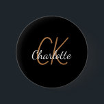 Chapa Redonda De 5 Cm Nombre minimalista de las iniciales del monograma<br><div class="desc">Fondo negro,  texto dorado y blanco. Personalice y agregue sus iniciales y nombre de monograma. El nombre está escrito con un guión de estilo con letras de la mano norte.</div>