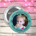 Chapa Redonda De 5 Cm Nombre personalizado, edad y cumpleaños de la foto<br><div class="desc">Cumpleaños feliz para ti,  agrega nombre y foto a este botón personalizado de cumpleaños o chica.</div>