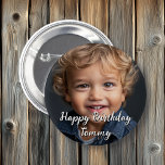 Chapa Redonda De 5 Cm Nombre y foto de cumpleaños feliz y personalizado<br><div class="desc">Personalice el botón de cumpleaños de este niño agregando la imagen y el nombre de su hijo a este botón Feliz Cumpleaños en el área del personalizar.</div>