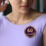 Chapa Redonda De 5 Cm notas de oro de 60 años sobre el púrpura elegante<br><div class="desc">Fondo morado oscuro con notas falsas de oro para una fiesta de cumpleaños número 60. Con un marco de oro falso. Plantillas para edad y nombre. El nombre está escrito en un guión de estilo con letras a mano. Cartas de oro y número.</div>