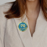 Chapa Redonda De 5 Cm notas de oro de 70 años sobre verde azul verde azu<br><div class="desc">fondo verde azul y verde azulado con notas falsas de oro para una fiesta de cumpleaños número 70. Plantillas para la edad de 70 años y nombre. El nombre está escrito en un guión de estilo con letras a mano. Cartas de oro y número. Tanto para él como para ella....</div>