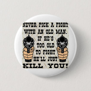Chapa Redonda De 5 Cm Nunca escoja una lucha con un viejo hombre que él