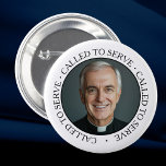 Chapa Redonda De 5 Cm Ordenación de sacerdocio Pastor Collar de Sacerdot<br><div class="desc">Perfecto para el Domingo de Sacerdocio, aniversarios de ordenación, o cualquier ocasión que honre al clero, este pin sirve como un significativo símbolo de apreciación y respeto para aquellos que dedican sus vidas a servir a Cristo y a Su Iglesia. El fondo blanco asegura que el sacerdote siga siendo el...</div>