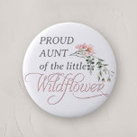 Chapa Redonda De 5 Cm Orgullosa tía de una pequeña niña florida<br><div class="desc">Celebra la próxima llegada de tu pequeña con nuestro "Pin botón de ducha de la bebé de flores silvestres rosadas", una adición perfecta a cualquier ducha de bebé con su encantadora flor silvestre y su tema rosa. Este pin botón de bonito diseño presenta la palabra 'Flor silvestre' en una caligrafía...</div>