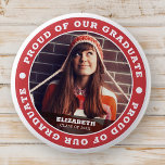 Chapa Redonda De 5 Cm Orgulloso de nuestra foto de graduación 20XX<br><div class="desc">Este diseño simple y clásico está compuesto por tipografía de suero y añadir una foto personalizado.</div>