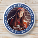 Chapa Redonda De 5 Cm Orgulloso de nuestra foto de graduación de grado 2<br><div class="desc">Este diseño simple y clásico está compuesto por tipografía de la síspera y agrega una foto personalizado.</div>