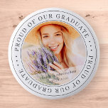 Chapa Redonda De 5 Cm Orgulloso de nuestra Foto de Graduación Moderna 20<br><div class="desc">Este diseño simple y clásico está compuesto por tipografía de la síspera y agrega una foto personalizado.</div>