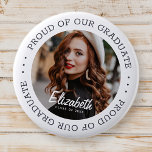 Chapa Redonda De 5 Cm Orgulloso de nuestra foto de graduación simple 20X<br><div class="desc">Este diseño simple y clásico está compuesto por tipografía de la síspera y agrega una foto personalizado.</div>