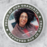 Chapa Redonda De 5 Cm Orgulloso de nuestro graduado 20XX | Foto de gradu<br><div class="desc">Este diseño simple y clásico está compuesto por tipografía de la síspera y agrega una foto personalizado.</div>