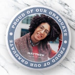 Chapa Redonda De 5 Cm Orgulloso de nuestro graduado 20XX | Foto de gradu<br><div class="desc">Este diseño simple y clásico está compuesto por tipografía de la síspera y agrega una foto personalizado.</div>