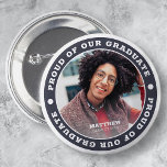 Chapa Redonda De 5 Cm Orgulloso de nuestro graduado 20XX | Foto de gradu<br><div class="desc">Este diseño simple y clásico está compuesto por tipografía de la síspera y agrega una foto personalizado.</div>