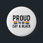 Chapa Redonda De 5 Cm Orgulloso De Ser Gay Y Negro<br><div class="desc">Orgulloso de ser gay y negro,  lgbt,  negro,  gay,  orgullo,  regalo,  divertido,  lqbtq,  amor,  bisexual,  transgénero,  queer,  protesta,  negro,  arcoiris,  azul,  bandera,  bi,  trans,  hija gay,  regalos</div>