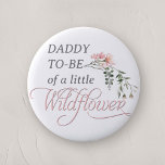 Chapa Redonda De 5 Cm Papá es de una pequeña ducha de bebé de flores sil<br><div class="desc">Celebra la próxima llegada de tu pequeña con nuestro "Pin botón de ducha de la bebé de flores silvestres rosadas", una adición perfecta a cualquier ducha de bebé con su encantadora flor silvestre y su tema rosa. Este pin botón de bonito diseño presenta la palabra 'Flor silvestre' en una caligrafía...</div>