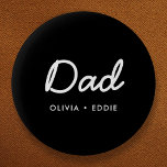 Chapa Redonda De 5 Cm Papá moderno | Niños nombra el guión del día del p<br><div class="desc">El personalizado Papá, sencillo y elegante, cita el diseño del arte en una tipografía de escritura manuscrita contemporánea en un estilo minimalista moderno sobre un fondo negro que se puede personalizar fácilmente con el nombre de tu hijo o mensaje personal. ¡El regalo perfecto para tu padre especial en su cumpleaños,...</div>