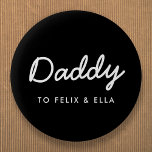 Chapa Redonda De 5 Cm Papi | Niños modernos nombran el Día del Padre Neg<br><div class="desc">Un diseño de arte sencillo y elegante, escrito a mano por un personalizado de papi, cita el diseño de una tipografía contemporánea de escritura a mano en un estilo minimalista moderno con un fondo negro que se puede personalizar fácilmente con el nombre o mensaje personal de tus hijos. ¡El regalo...</div>