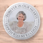 Chapa Redonda De 5 Cm Para Siempre En Nuestro Corazón, Memorial Elegante<br><div class="desc">Este diseño simple y clásico está compuesto por tipografía de la síspera y agrega una foto personalizado.</div>