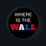 Chapa Redonda De 5 Cm Pared presidencial americana divertida de la<br><div class="desc">Botón presidencial americano divertido de la pared de la estructura 

"Donde está la pared" en diseño rojo,  blanco y azul intrépido grande de la fuente 
Fondo negro 
Colores adaptables</div>