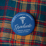 Chapa Redonda De 5 Cm Partido de graduación de la Escuela de Medicina Az<br><div class="desc">Este clásico botón de fiesta de graduación de la facultad de medicina para personalizados azules presenta tipografía blanca bajo un médico caduceus y su nombre universitario para la clase de 2025. Personalizar con su año de graduación bajo la elegante caligrafía para una gran etiqueta personalizada de graduado universitario o regalo...</div>