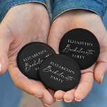 Chapa Redonda De 5 Cm Partido de la Bachelorette de Calligrafía minimali<br><div class="desc">Moderno Minimalista pero elegante caligrafía Ink Script Bachelorette Party Pin Button - Negro y Blanco</div>