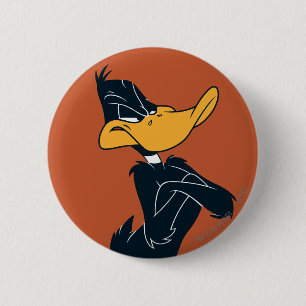 Chapa Redonda De 5 Cm Pato DAFFY™ con brazos cruzados