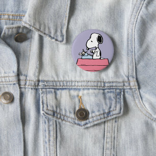 Chapa Redonda De 5 Cm Peanuts   Snoopy at the Typewriter