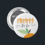 Chapa Redonda De 5 Cm Pequeña Naranja Cutie Citrus Mami to Be Button<br><div class="desc">¡Que todos sepan en la ducha de bebé quién es la mami con este lindo pin! Vea toda la colección para ver más elementos coincidentes.</div>