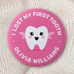 Chapa Redonda De 5 Cm Perdí mi primera insignia rosa del hada del diente<br><div class="desc">Una marca con un pequeño hada de dientes sobre un fondo rosado caliente y el texto "Perdí mi primer diente" y el nombre del personalizable debajo.</div>