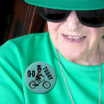 Chapa Redonda De 5 Cm Perro de 90 años en una bicicleta 90 Noventa<br><div class="desc">¿Qué tal esto por el cumpleaños 90 de un labrador en una bicicleta?</div>