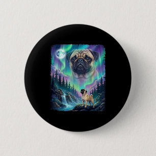 Chapa Redonda De 5 Cm Perro pug aullando aurora boreal luces luna bosque