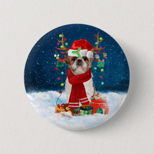 Chapa Redonda De 5 Cm Perro Shih Tzu en la nieve con regalos de Navidade